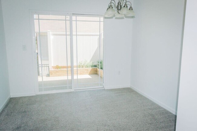 Building Photo - 3 BR/ 2.5 BA Townhome in Somerset Springs ...