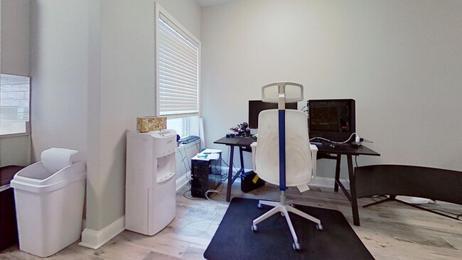 Building Photo - Top Floor East Lakeview Studio