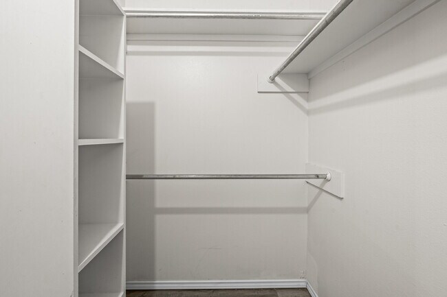 Building Photo - Spacious 3-Bed, 3-Bath Duplex – Awaits!