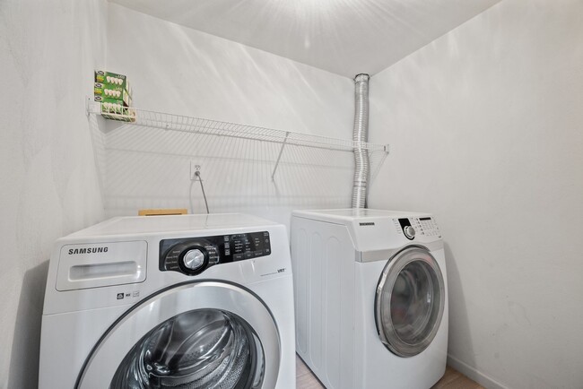 Building Photo - Townhouse, 2 bedroom, 2.5 baths in Yorktow...