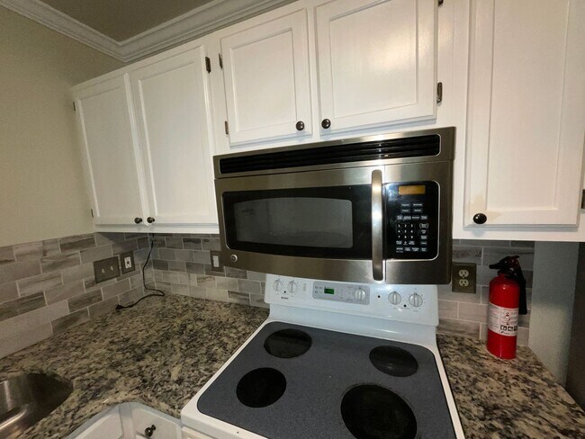 Building Photo - Now Available to View! Immaculate 2 bed, 2 bath, Fireplace, Garage, Granite and More!!