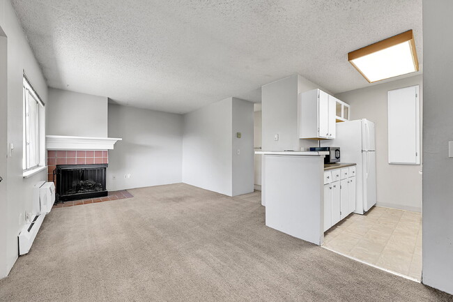 Building Photo - $1,395.00, 2 bed, 1 bath located in Denver...