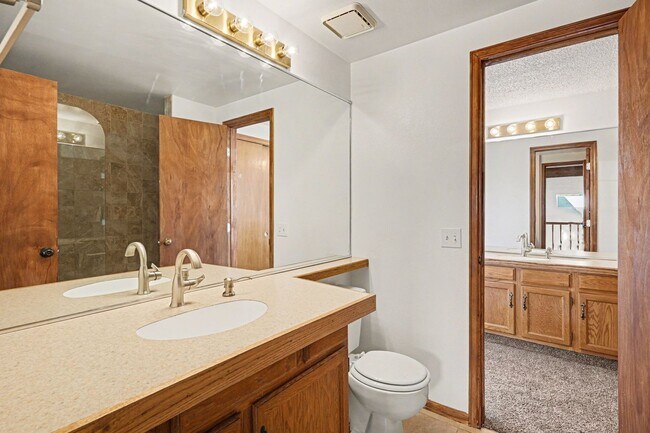 Building Photo - Conveniently Located 3BR/2.5 Bath Townhome