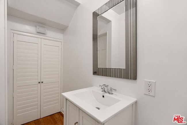 Building Photo - 329 N Swall Dr