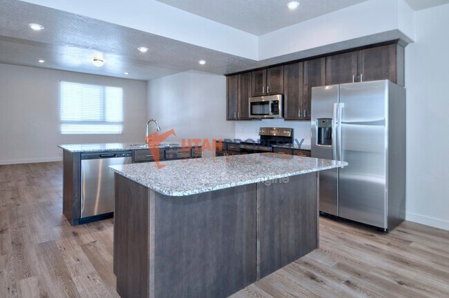Building Photo - 1025 W 400 S