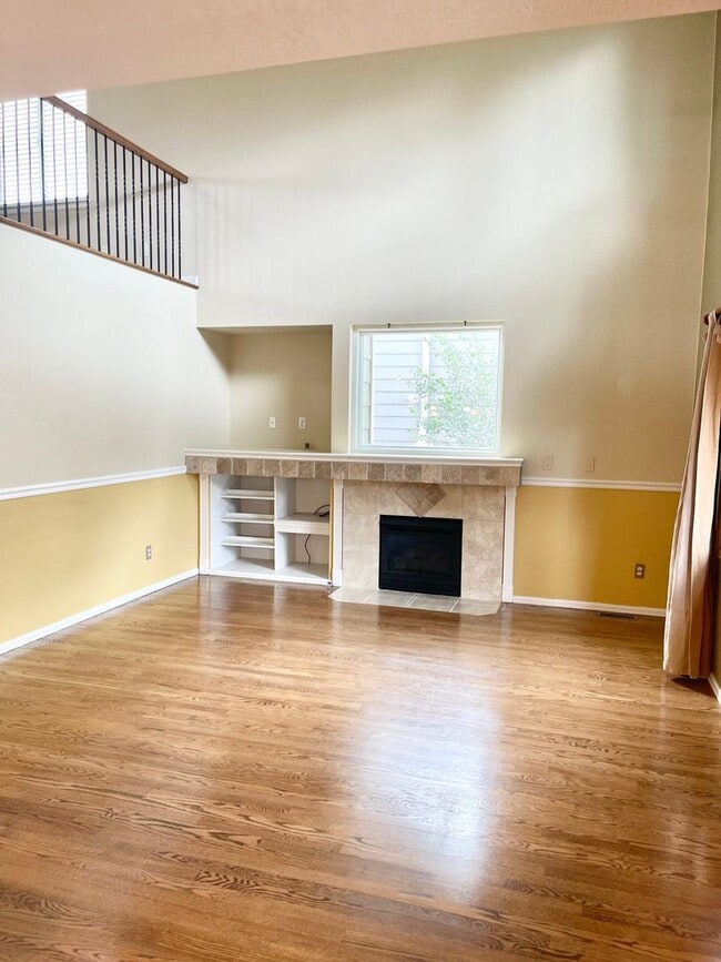 Building Photo - Large Clean Home in Aurora