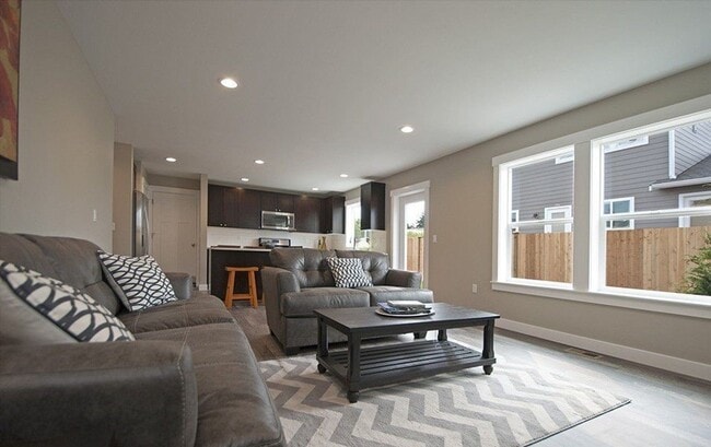 Building Photo - 3 Bed 2 Bath - Craftsman - Pet Friendly - ...