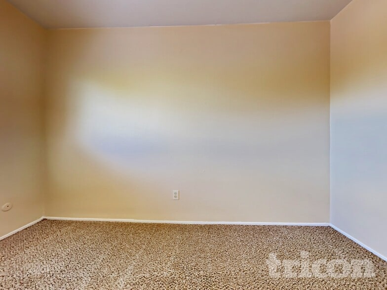 Building Photo - 10061 Lincoln Village Dr