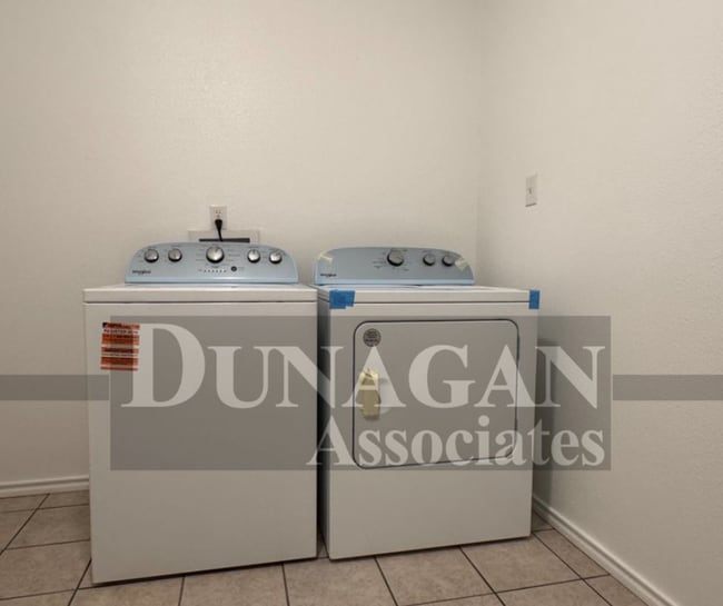 Building Photo - Pet Friendly!! Updated 3 bed, 1 1/5 Bath.