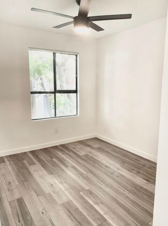 Building Photo - 7411 Willoughby Ave