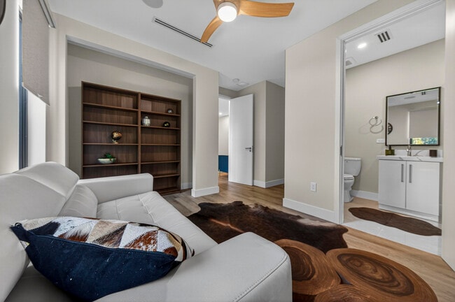 Building Photo - 1121 NE 17th Ave