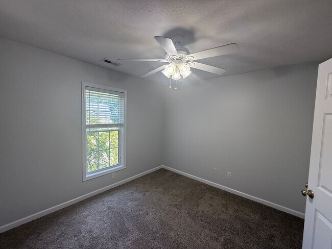 Building Photo - Great Location - Great Neighborhood - Grea...