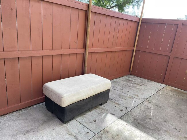 Building Photo - Townhouse w/ Garage & Private Patio, Walking distance to shopping, near highly rated schools