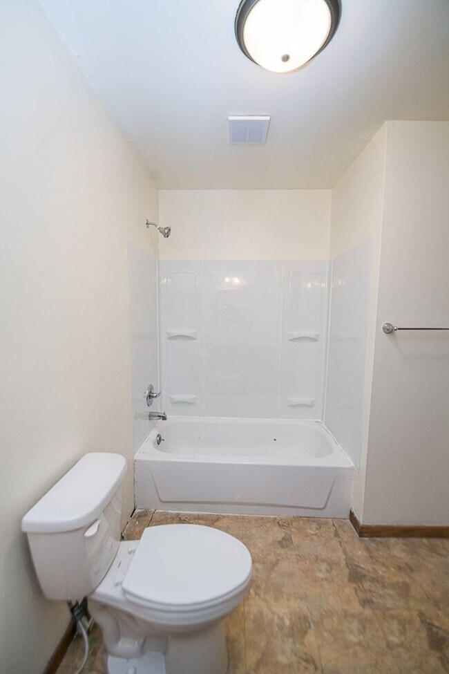 Building Photo - 3 bed 1 bath Duplex in Portage