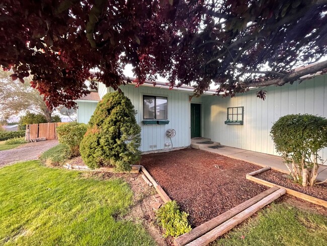 Primary Photo - Charming Hilltop Retreat: Spacious 3-Bed, ...