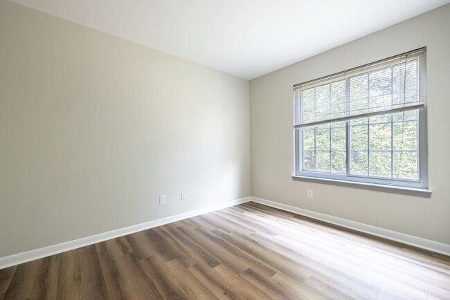 Building Photo - 220 Elm St