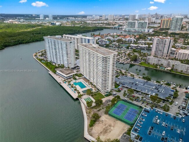 Building Photo - 300 Bayview Dr