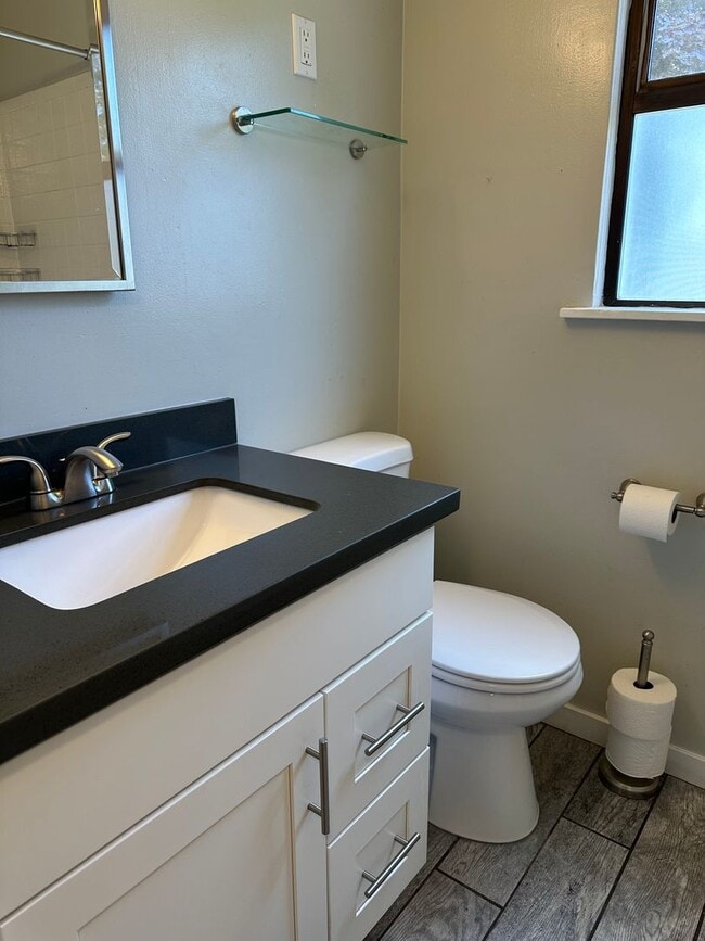 Building Photo - Available Now! 4 bed, 2 bath house in Shoreline!