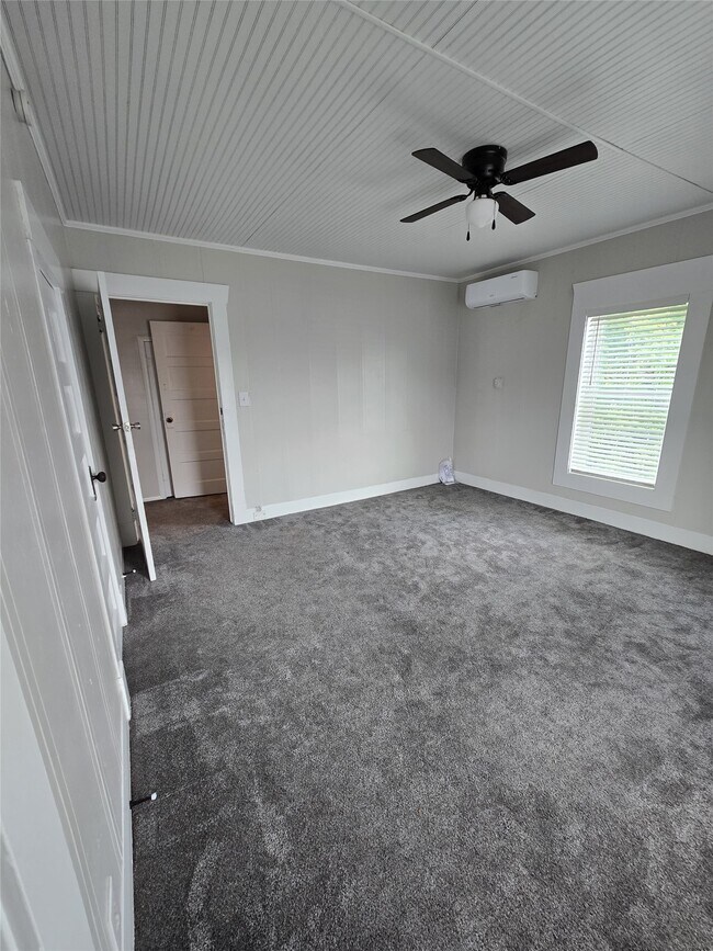 Building Photo - 615 Kernohan St