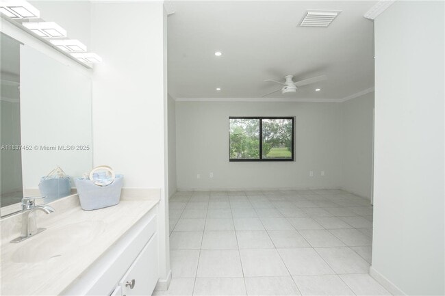 Building Photo - 10945 SW 113th Pl