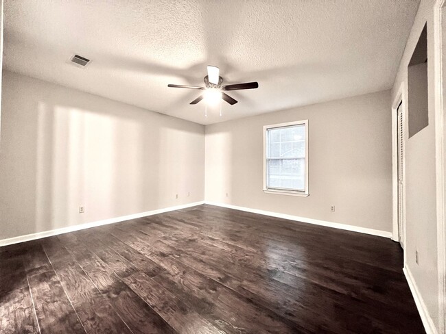 Building Photo - AVAILABLE JUNE [NO PETS PERMITTED]