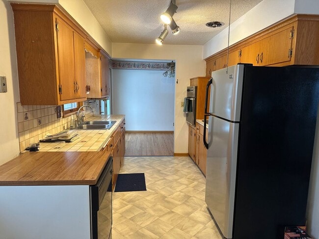 Building Photo - Welcome to this charming 3 bedroom, 3 bathroom home in the desirable Minnetonka. Avail. April 1st...