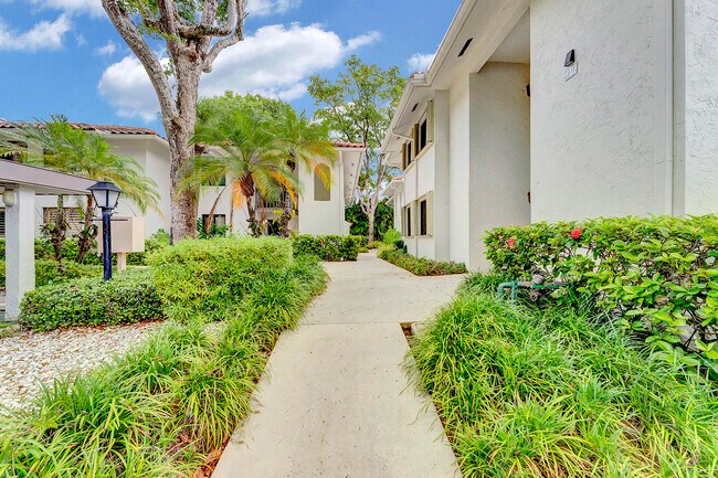 Building Photo - 30 Pelican Pointe Dr