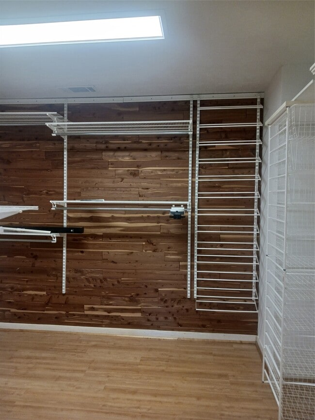 Building Photo - 923 W 41st St