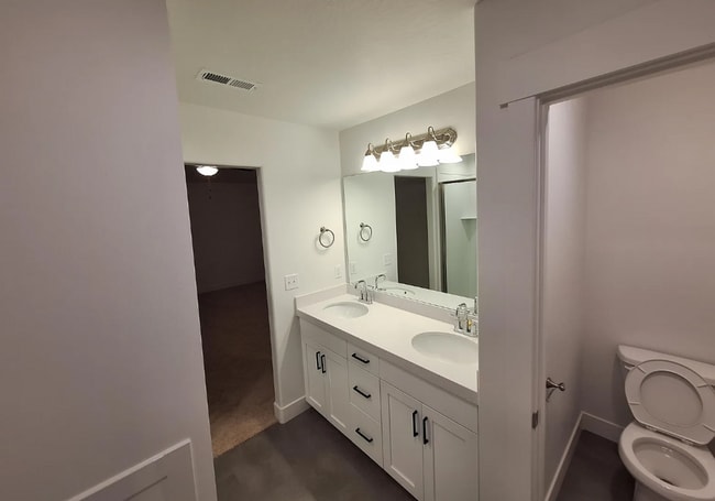 Building Photo - 4 bedroom/2.5 bathroom Townhome in Eagle Mountain