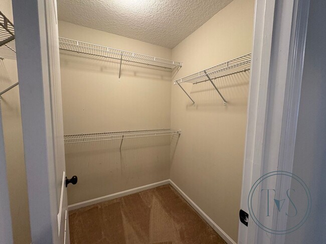 Building Photo - RATE DROP ALERT! (was $2400/month)