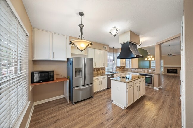 Building Photo - 7911 Hidden Oaks Ln