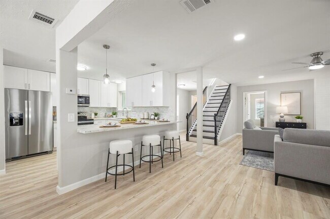 Building Photo - Remodeled 3-Bed Home with Office & Deck in...