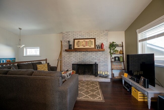 Building Photo - Charming 3-Bedroom Home on a Spacious Corn...