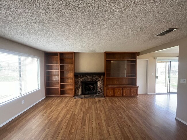 Building Photo - Golden Hills!