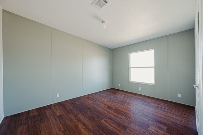 Building Photo - 2423 N Redondo Ave