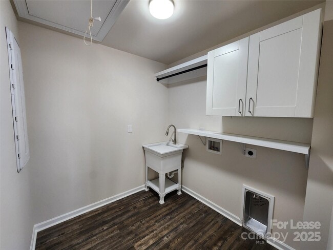 Building Photo - 326 Sadie Dr