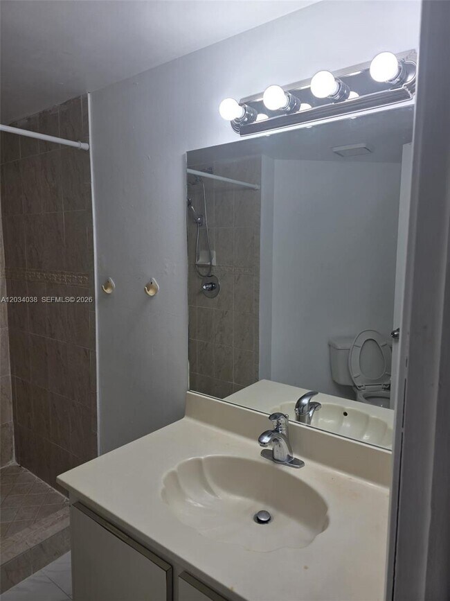 Building Photo - 9429 Fontainebleau Blvd