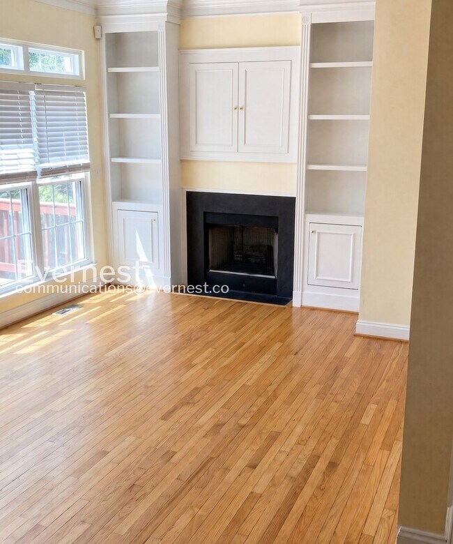 Building Photo - 4 Bed/3 Bath Town Home with Garage / Pet-Friendly / Available Soon!