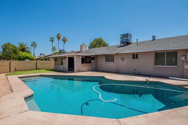 Building Photo - 3236 S Kenwood Ln