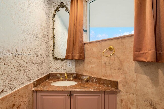 Building Photo - 5025 Collins Ave