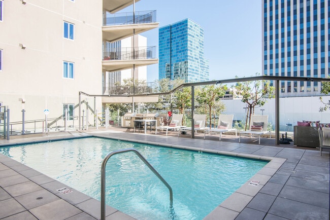 Building Photo - 685 S New Hampshire Ave