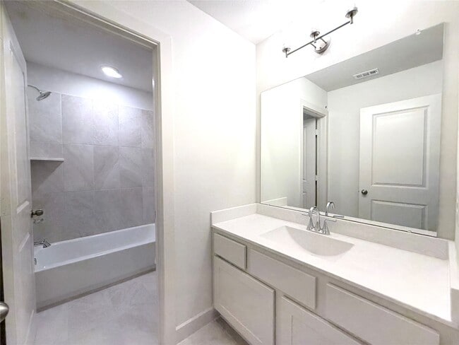 Building Photo - 31174 Riley Hts Dr