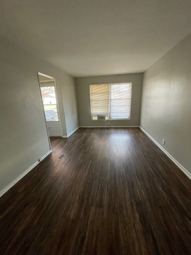 Building Photo - Updated 2 Bedroom, 1 Bathroom Duplex with ...