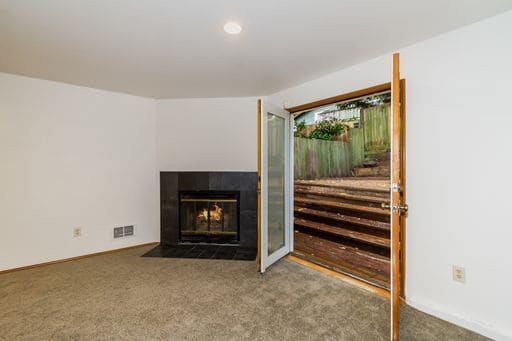Building Photo - Maple Leaf 2-story 3 bed/2.5 bath with deck and garage available now for $3700!!
