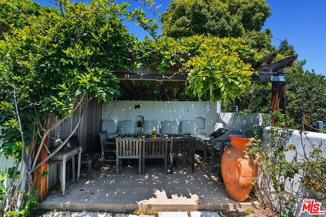 Building Photo - 1166 Las Pulgas Pl