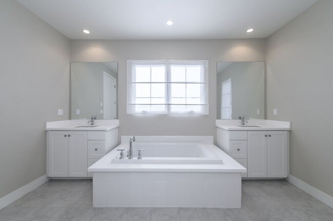 Building Photo - 3bedroom/3 bath/Gated Orchard Hill/Detache...
