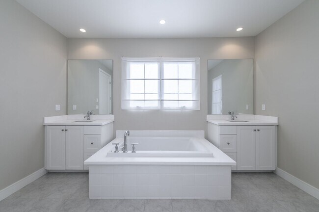 Building Photo - 3bedroom/3 bath/Gated Orchard Hill/Detached House for rent