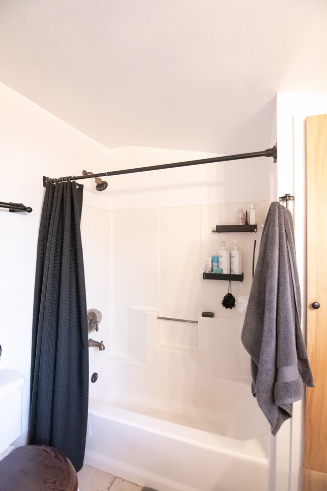 Building Photo - 820 S 5th St