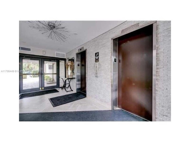 Building Photo - 9800 W Bay Harbor Dr