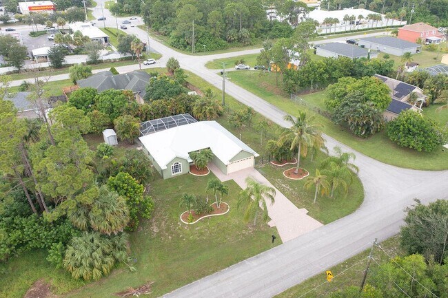 Building Photo - 2741 SW Pierson Rd